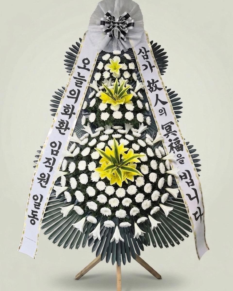 근조 3단화환 고급 — 국화를 촘촘히 채운 3단 구성, 무료배송, 리본 문구 무료