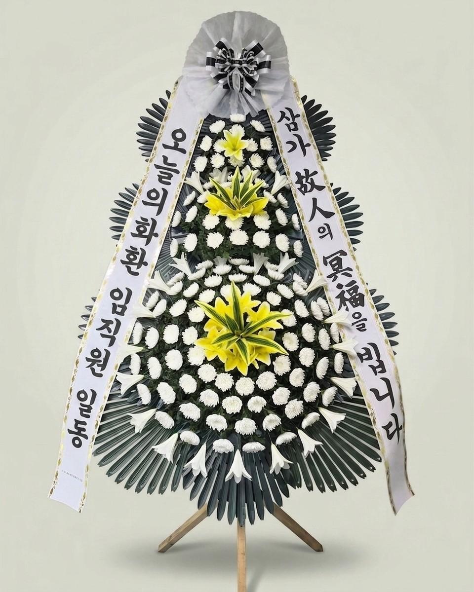 근조 3단화환 고급 — 국화를 촘촘히 채운 3단 구성, 무료배송, 리본 문구 무료